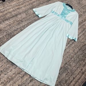 Vintage Gossard Artemis robe and nightgown set size medium 100% nylon